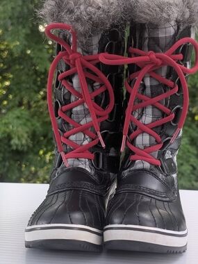 Sorel Girls Kids Black Snow Boots with Red Laces 6